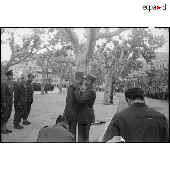 Prise d'armes à Cannes le 3 mai 1945 avec le général Doyen.