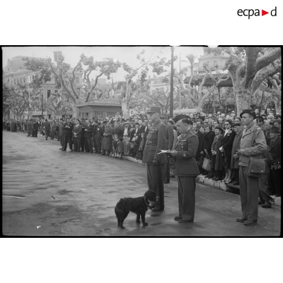 Prise d'armes à Cannes le 3 mai 1945 avec le général Doyen.