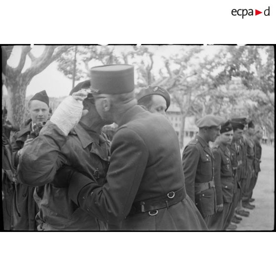 Prise d'armes à Cannes le 3 mai 1945 avec le général Doyen.