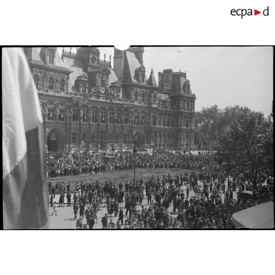 Parisiens massés sur le parvis de l'Hôtel de ville.