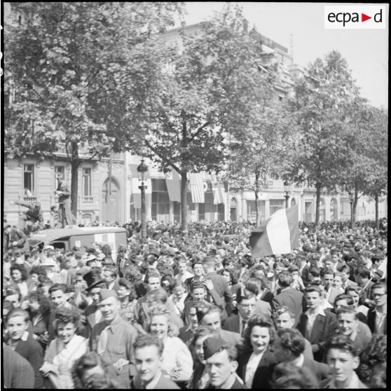 La foule en liesse sur les Champs-Elysées.