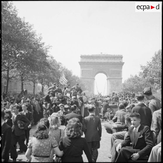 La foule en liesse sur les Champs-Elysées.