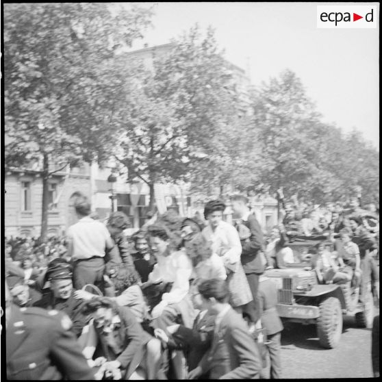 La foule en liesse sur les Champs-Elysées.