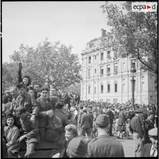 La foule en liesse sur une place parisienne.
