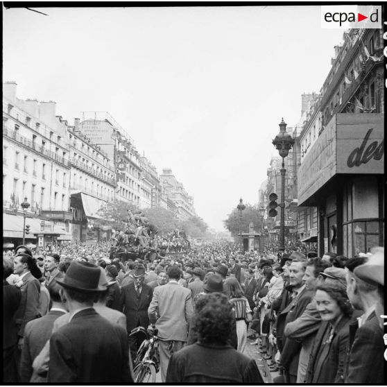 Une foule disparate déambule sur les grands boulevards parisiens.
