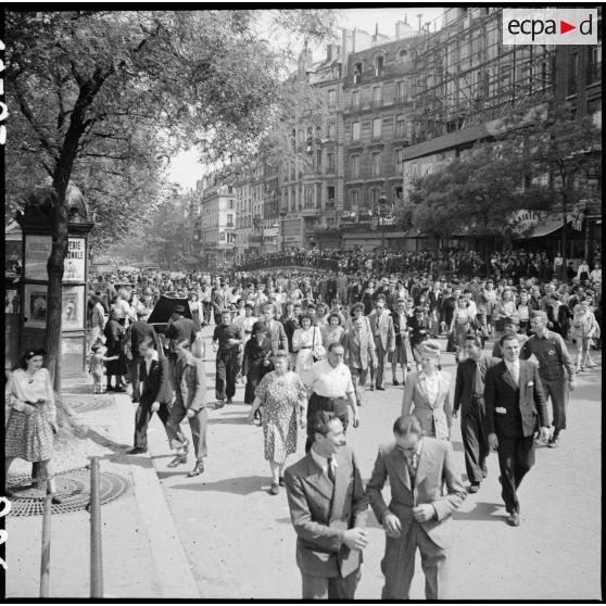 Une foule disparate déambule sur les grands boulevards parisiens.