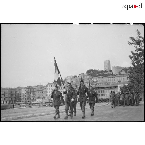 Prise d'armes à Cannes le 3 mai 1945 avec le général Doyen.