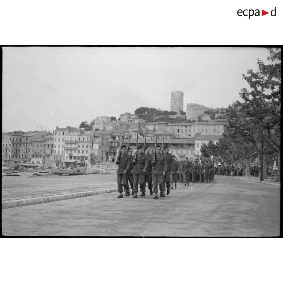 Prise d'armes à Cannes le 3 mai 1945 avec le général Doyen.