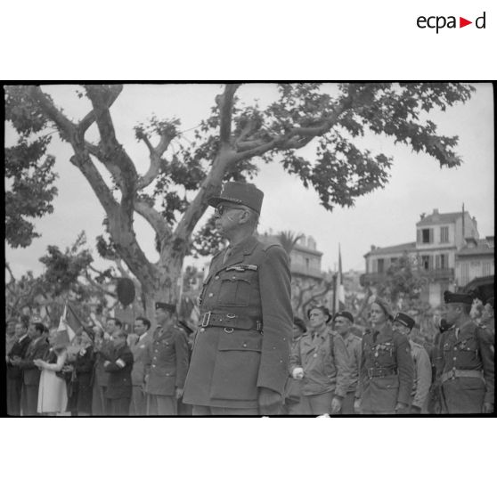 Prise d'armes à Cannes le 3 mai 1945 avec le général Doyen.
