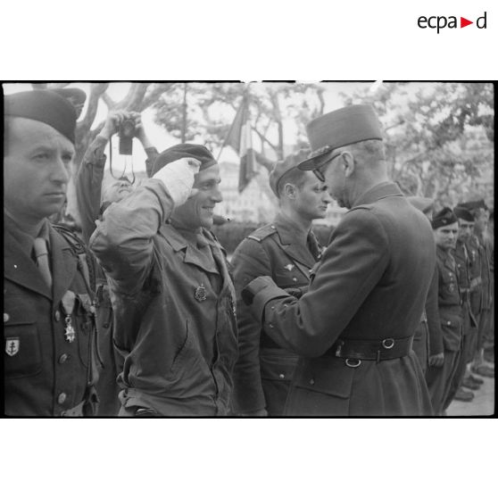 Prise d'armes à Cannes le 3 mai 1945 avec le général Doyen.