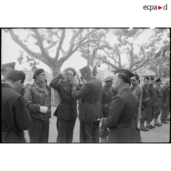 Prise d'armes à Cannes le 3 mai 1945 avec le général Doyen.