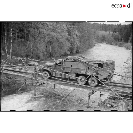 Un camion de pontage Brockway franchit un pont sur l'Argen.