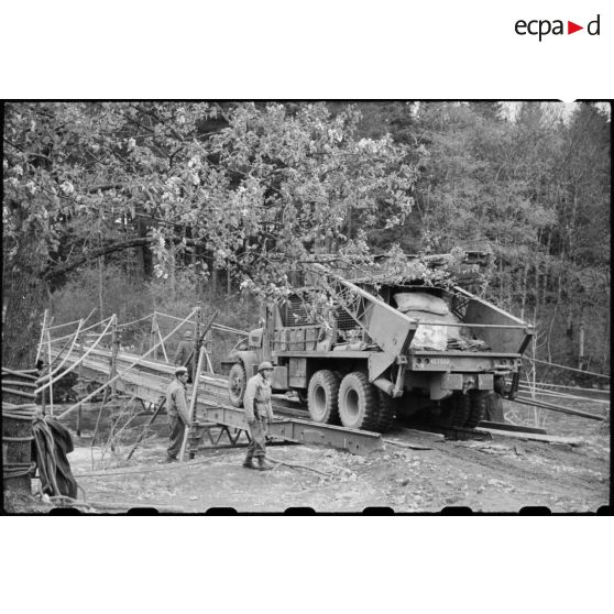 Un camion de pontage Brockway franchit un pont sur l'Argen.