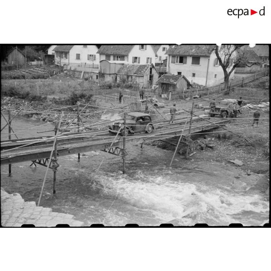 Des véhicules légers franchissent un pont sur l'Argen.