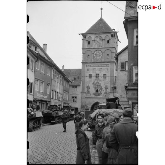 Un escadron de chars de la 5e DB stationne dans Wangen.