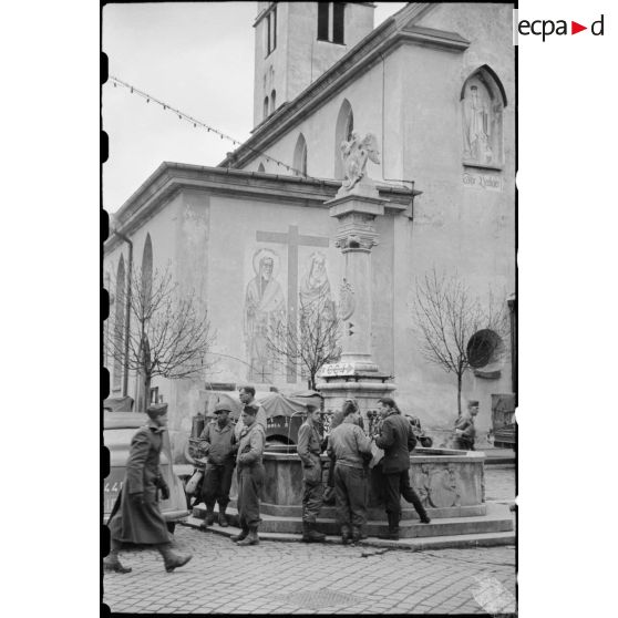 Un escadron de chars de la 5e DB stationne dans Wangen.