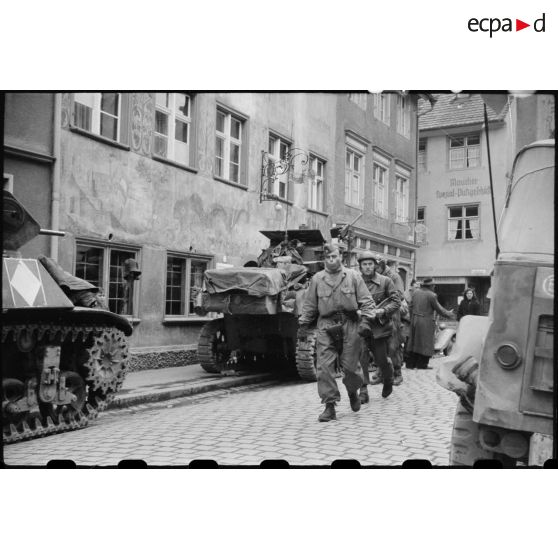 Un escadron de chars de la 5e DB stationne dans Wangen.