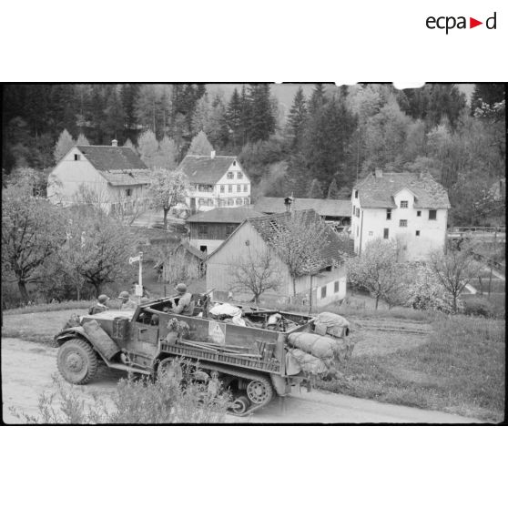 L'équipage d'un half-track de la 5e DB fait une pause.