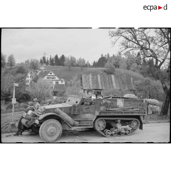 L'équipage d'un half-track de la 5e DB fait une pause.