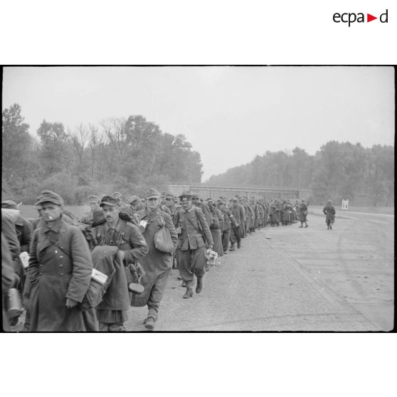 Déplacement de prisonniers de guerre allemands.
