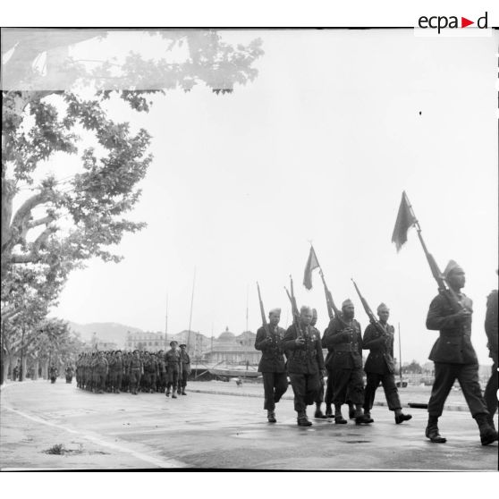 La bataille de l'Authion avec la 1re DFL (Division française libre) : prise d'armes à Cannes en présence du général Doyen.