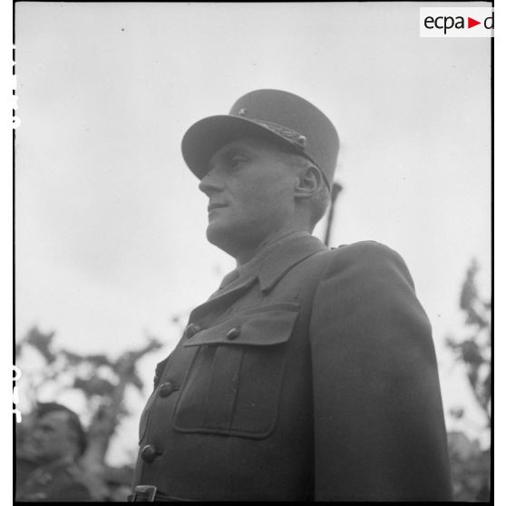 La bataille de l'Authion avec la 1re DFL (Division française libre) : prise d'armes à Cannes en présence du général Doyen.