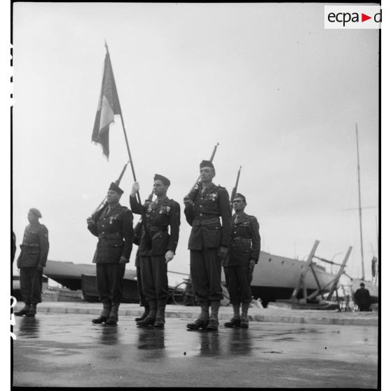 La bataille de l'Authion avec la 1re DFL (Division française libre) : prise d'armes à Cannes en présence du général Doyen.