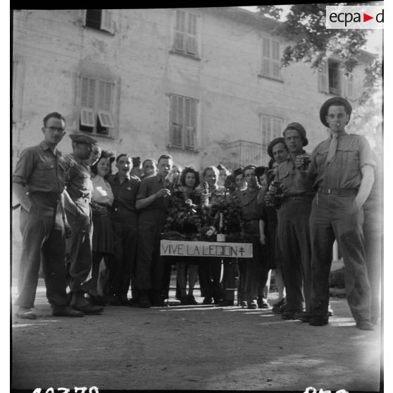 La bataille de l'Authion avec la 1re DFL (Division française libre) : prise d'armes à Cannes en présence du général Doyen.