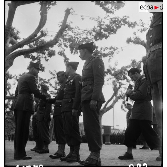 La bataille de l'Authion avec la 1re DFL (Division française libre) : prise d'armes à Cannes en présence du général Doyen.