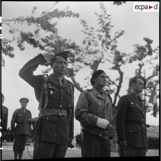 La bataille de l'Authion avec la 1re DFL (Division française libre) : prise d'armes à Cannes en présence du général Doyen.