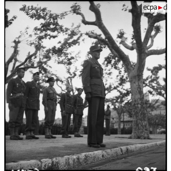 La bataille de l'Authion avec la 1re DFL (Division française libre) : prise d'armes à Cannes en présence du général Doyen.