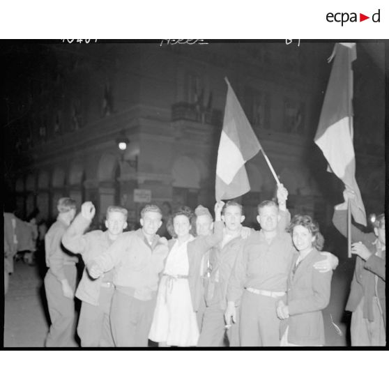 Les cérémonies du 9 mai 1945 à Tende en présence du général Doyen (légende provisoire).