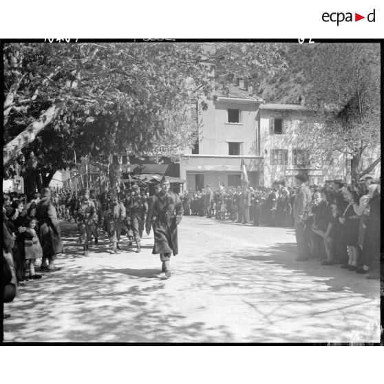 Les cérémonies du 9 mai 1945 à Tende en présence du général Doyen (légende provisoire).