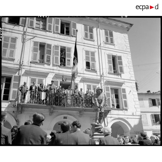 Les cérémonies du 9 mai 1945 à Tende en présence du général Doyen (légende provisoire).