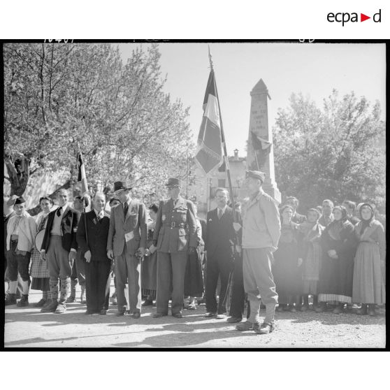Les cérémonies du 9 mai 1945 à Tende en présence du général Doyen (légende provisoire).