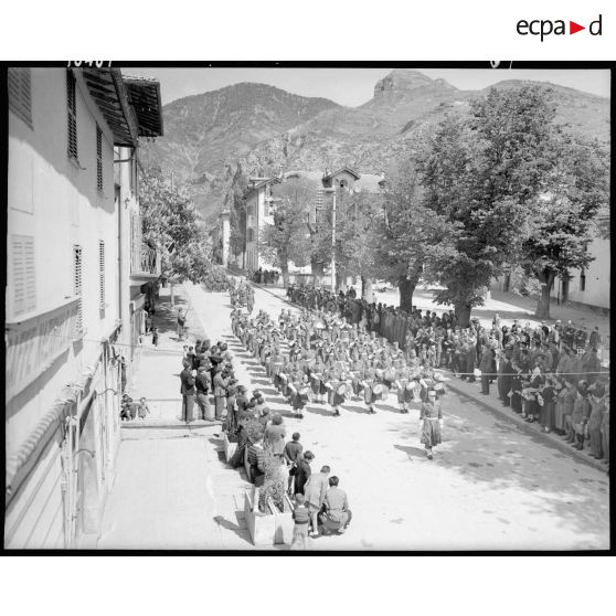 Les cérémonies du 9 mai 1945 à Tende en présence du général Doyen (légende provisoire).