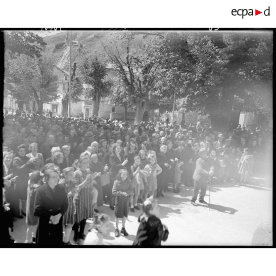 Les cérémonies du 9 mai 1945 à Tende en présence du général Doyen (légende provisoire).