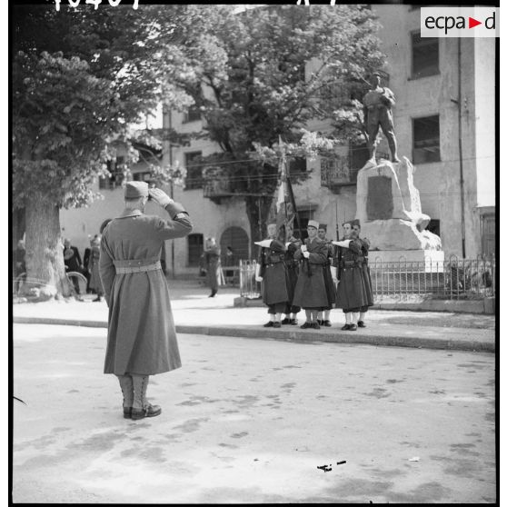 Les cérémonies du 9 mai 1945 à Tende en présence du général Doyen (légende provisoire).