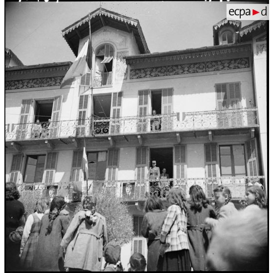 Les cérémonies du 9 mai 1945 à Tende en présence du général Doyen (légende provisoire).
