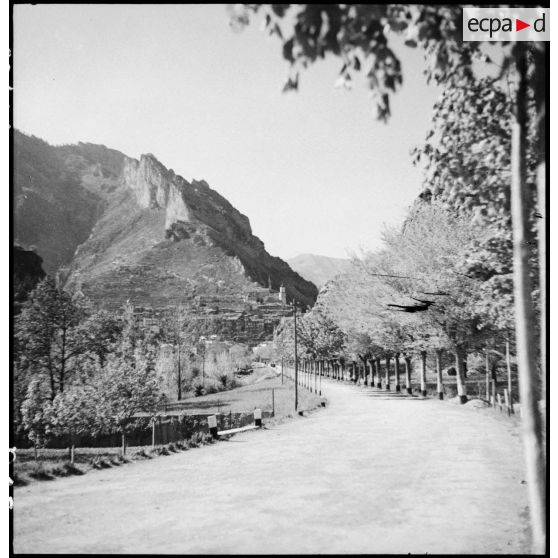 Les cérémonies du 9 mai 1945 à Tende en présence du général Doyen (légende provisoire).