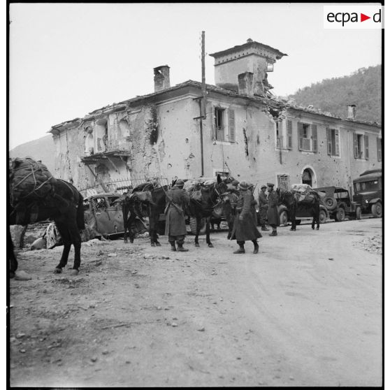 Les cérémonies du 9 mai 1945 à Tende en présence du général Doyen (légende provisoire).