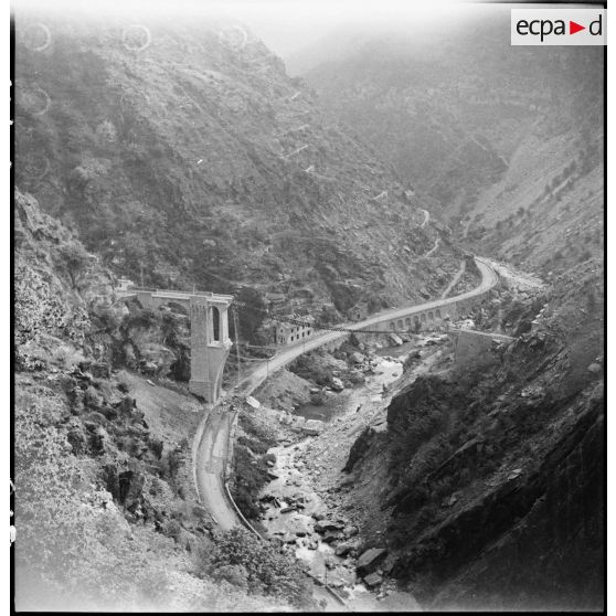 Les cérémonies du 9 mai 1945 à Tende en présence du général Doyen (légende provisoire).