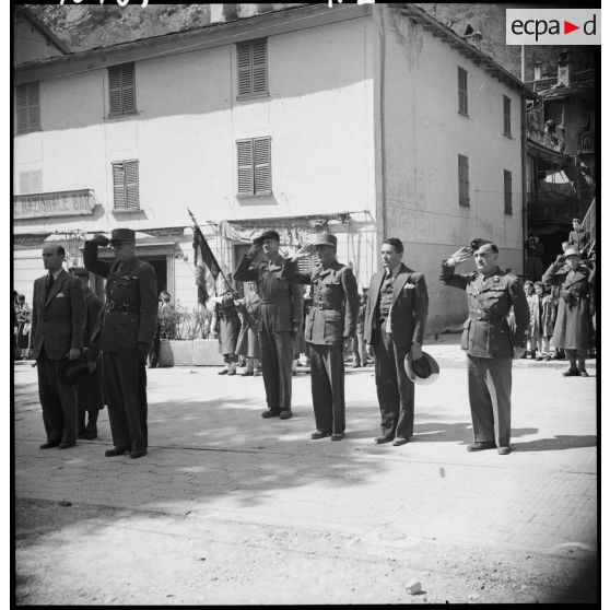 Les cérémonies du 9 mai 1945 à Tende en présence du général Doyen (légende provisoire).
