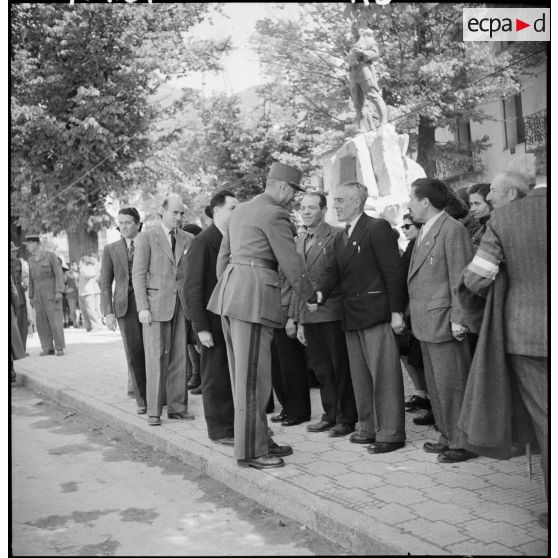 Les cérémonies du 9 mai 1945 à Tende en présence du général Doyen (légende provisoire).