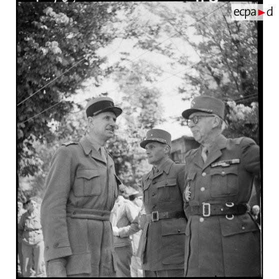 Les cérémonies du 9 mai 1945 à Tende en présence du général Doyen (légende provisoire).