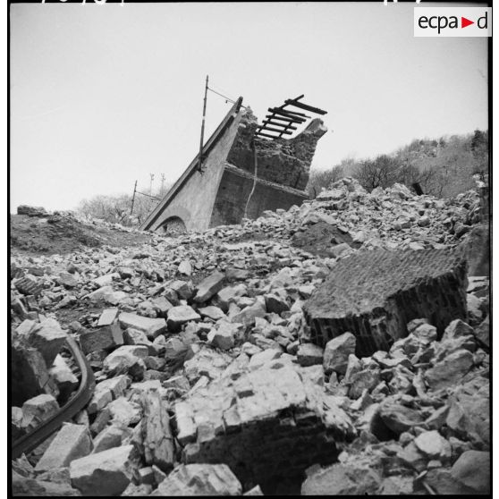 Les cérémonies du 9 mai 1945 à Tende en présence du général Doyen (légende provisoire).