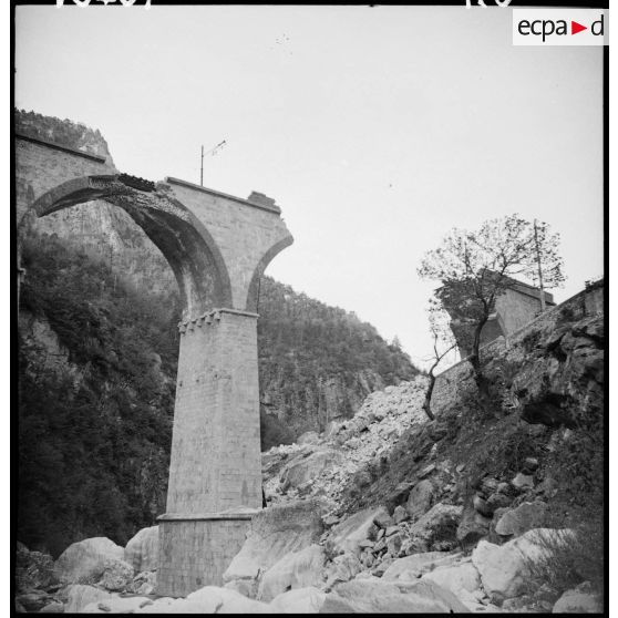 Les cérémonies du 9 mai 1945 à Tende en présence du général Doyen (légende provisoire).