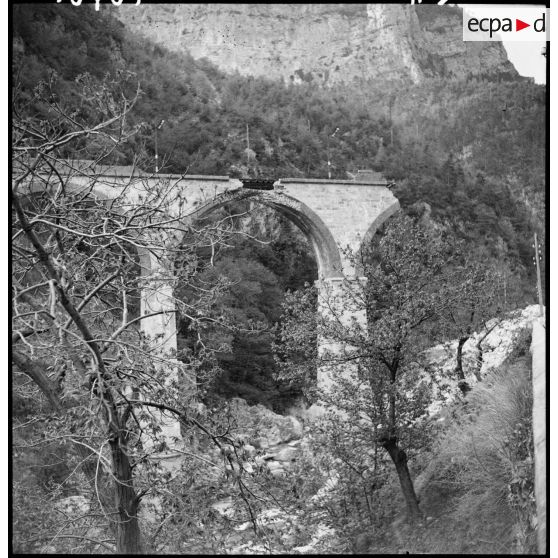 Les cérémonies du 9 mai 1945 à Tende en présence du général Doyen (légende provisoire).