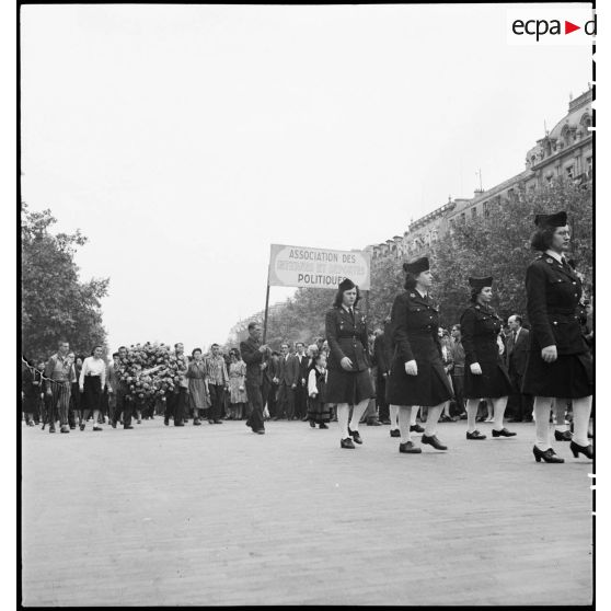 Cortège d'une délégation d'une association d'internés et de déportés politiques.