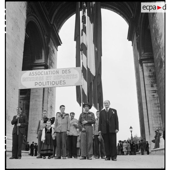 Cortège d'une délégation d'une association d'internés et de déportés politiques à l'Arc de Triomphe.